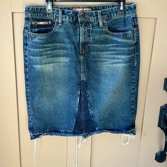 L.e.i Vintage Y2K Denim Skirt. Released Hem. Dark Wash. Distressed. Sz 13 - Picture 1 of 8